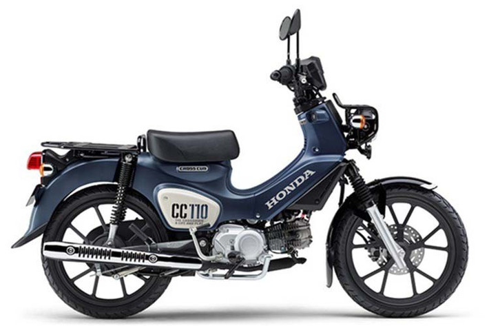 Tại thị trường Nhật Bản, Honda Cross Cub được phân phối với hai phiên bản động cơ: 50cc và 110cc. Trong đó, bản 110cc gây ấn tượng với thiết kế bánh xe hợp kim nhôm 17 inch, sử dụng lốp có ruột truyền thống với kích thước 80/90-17 cho cả bánh trước và sau. Điều này giúp xe vận hành tốt cả trong đô thị lẫn trên những cung đường gồ ghề hoặc bụi bặm.