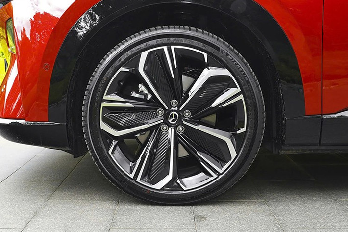 Tất cả các phiên bản đều được trang bị mâm xe 19 inch tiêu chuẩn, trong khi các phiên bản cao cấp hơn có thể được trang bị mâm xe 21 inch. Khách hàng cũng có thể lựa chọn từ 7 tùy chọn màu ngoại thất, bao gồm hai màu sơn độc quyền.