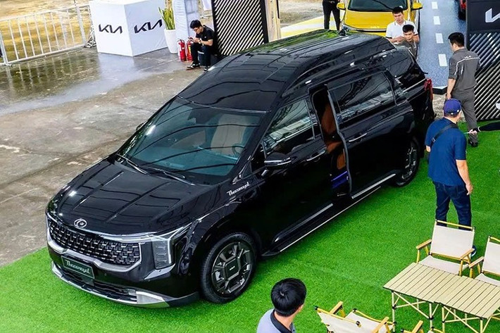 Không chỉ bổ sung hàng ghế VIP cho Carnival, Kia Việt Nam còn trưng bày phiên bản sang trọng hơn của dòng MPV cỡ lớn này trong sự kiện Kia Day diễn ra từ ngày 27-29/9/2025. Phiên bản mới này được gọi bằng cái tên Thacoroyal. Tuy nhiên, trên thực tế, đây chính là Kia Carnival Hi Limousine mới ra mắt ở thị trường Hàn Quốc.