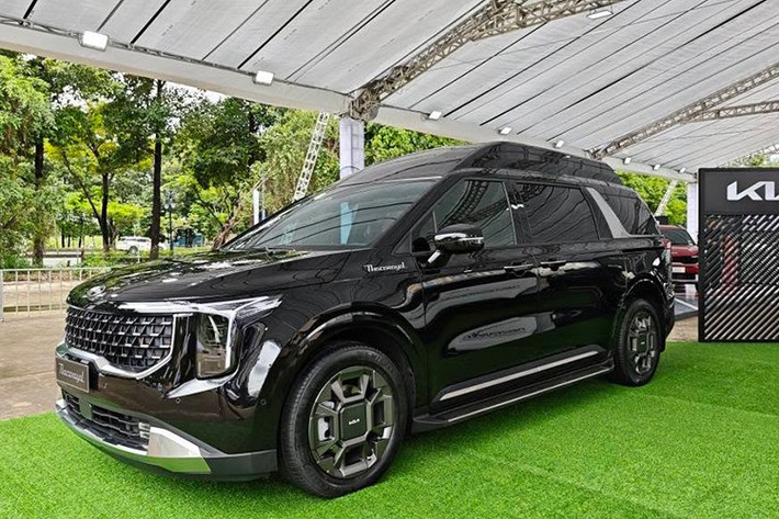Khi bán ra tại Việt Nam, Kia Carnival Thacoroyal sẽ là phiên bản cao cấp nhất của dòng MPV cỡ lớn này và dự kiến có giá không rẻ. Trước đây, Kia Carnival Thacoroyal từng được bán tại Việt Nam với giá lên đến 2,679 tỷ đồng với bản 4 chỗ cao cấp nhất.