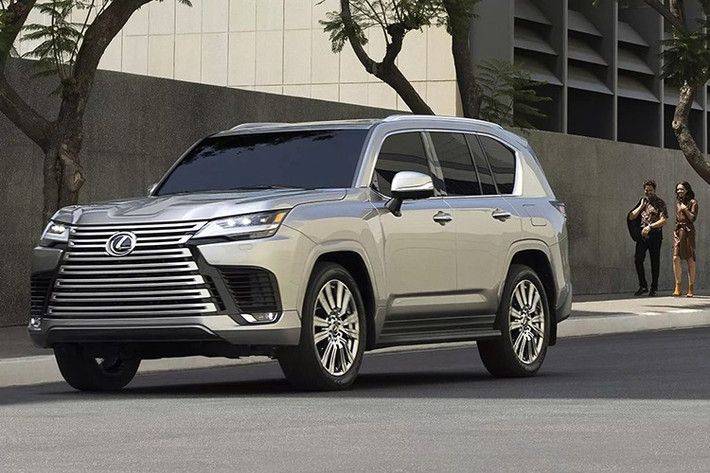 Năm 2026, Lexus không hề thay đổi công thức, mà chỉ trau chuốt từng chi tiết, giúp dòng xe LX trở nên đa năng, phong cách và công nghệ cao hơn. LX 2026 sẽ được trang bị gói ngoại hình F Sport với điểm nhấn là gói ngoại thất được cung cấp độc quyền trên phiên bản LX 700h F Sport, tập trung vào thiết kế mạnh mẽ với điểm nhấn cản xe cùng tông màu, cánh gió sau màu đen, ốp gương chiếu hậu màu đen và bậc lên xuống độc đáo.