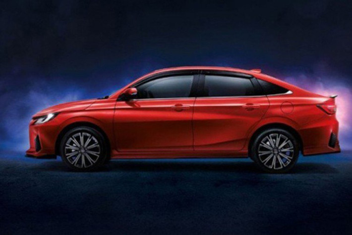 Ngoài hệ truyền động tiết kiệm, Vios hybrid 2025 được kỳ vọng thừa hưởng nhiều trang bị từ Yaris Cross như: đèn nội thất Ambient Light 64 màu, phanh tay điện tử, khởi động nút bấm, hỗ trợ kết nối Apple CarPlay/Android Auto, điều hòa tự động, cửa gió sau…