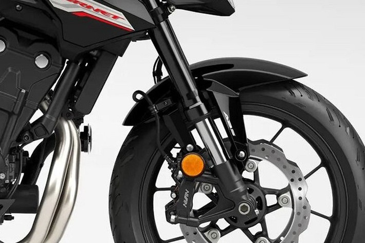 HISS (Honda Intelligent Security System) – hệ thống chống trộm thông minh, Assist & Slipper Clutch – bộ ly hợp hỗ trợ và chống trượt, giúp sang số mượt mà và giảm hiện tượng khóa bánh khi về số ở tốc độ cao.