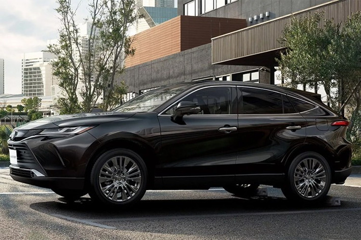 Toyota cũng tiếp tục cung cấp các gói phụ kiện nâng cấp chính hãng từ Modellista và GR Parts dành cho những khách hàng yêu thích cá nhân hóa, đồng thời giữ nguyên phong cách thiết kế thanh lịch pha nét coupe đặc trưng, điều đã làm nên sức hút của Harrier suốt nhiều năm qua.