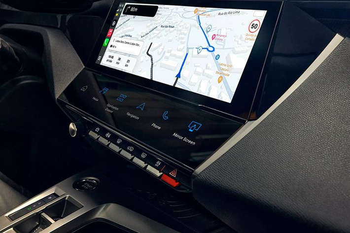 Peugeot cho biết hãng đã sử dụng 31% vật liệu tái chế và tái tạo cho 308 mới với trọng lượng trung bình 405 kg cho mỗi xe. Hệ thống âm thanh Focal 10 loa, đèn viền nội thất 8 màu, ghế massage và tính năng cập nhật phần mềm qua mạng OTA là trang bị tùy chọn của xe.