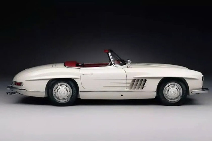 Sẽ chỉ với ba chiếc Mercedes-Benz 300 SL Roadster được giao vào năm 1964, chiếc xe này nổi bật với thông số kỹ thuật đặc biệt hiếm có và đáng mơ ước. Nó sở hữu động cơ khối hợp kim và phanh đĩa được thèm muốn, trở thành một tài sản quý giá đối với cả nhà sưu tập và người đam mê.