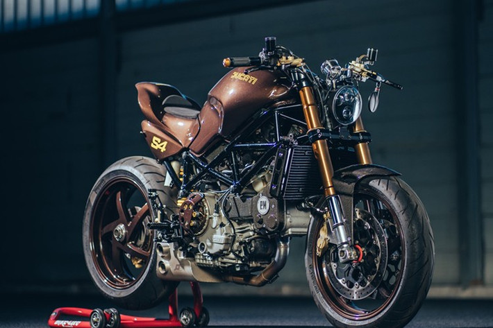 Ducati Monster vốn là mẫu mô tô được ưa chuộng trong cộng đồng độ xe toàn cầu. Thiết kế khung mắt cáo đặc trưng, động cơ V-Twin mạnh mẽ cùng hình dáng gọn gàng là nền tảng lý tưởng cho nhiều phong cách biến tấu khác nhau.