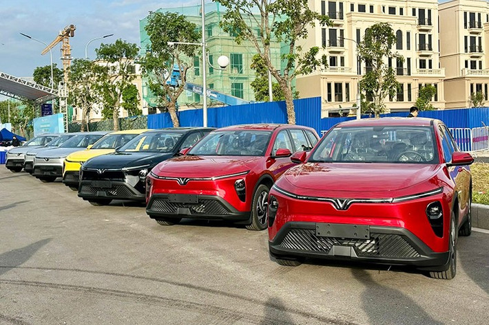 Hôm nay (5/8), VinFast chính thức tổ chức lễ bàn giao mẫu xe điện 7 chỗ Limo Green tới khách hàng tại Hà Nội. Đây là sản phẩm chiến lược được hãng giới thiệu trong năm 2025, thu hút sự quan tâm nhờ thiết kế thực dụng, giá bán cạnh tranh và trang bị công nghệ vận hành hiện đại.