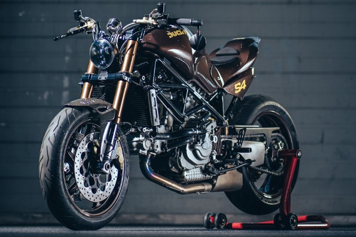 Bản độ Ducati Monster S4 của P.M. Motorbike là ví dụ điển hình cho sự sáng tạo không giới hạn trong thế giới xe độ. Không chỉ đơn thuần thay đổi về hình thức, chiếc xe còn được nâng cấp kỹ thuật toàn diện, mang lại trải nghiệm lái khác biệt trong khi vẫn giữ được tinh thần nguyên bản của Ducati.