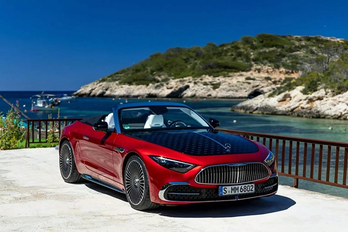 Chiếc xe mui trần SL đầu tiên mang thương hiệu Mercedes-Maybach sở hữu động cơ V8, công suất 577 mã lực của SL63 nhưng kết hợp với giá đỡ động cơ và hệ thống treo mềm hơn, cùng các chi tiết thiết kế nội thất và ngoại thất xa hoa, đã được trình làng lần đầu tiên vào tháng 8 năm 2024.