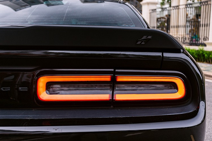 Thiết kế của Dodge Challenger GT còn gây ấn tượng mạnh với đuôi xe thể thao bao gồm đèn hậu LED 2 tầng rất ma mị. Dải đèn này không kéo dài hết đuôi xe mà được tách đôi ra và đặt tương xứng, chính giữa là phần nhựa sơn đen. Ngoài ra, Dodge Challenger GT còn có cánh gió đuôi mới được sơn màu tối tạo điểm nhấn cho phía sau. Cuối cùng là khuếch tán sau sơn đen nhám và ống xả lớn của xe.