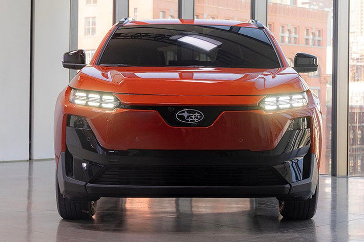 Khi đặt hai xe cạnh nhau, có thể thấy mặt trước của Subaru Uncharted có nhiều chi tiết ốp đen hơn, bao gồm khu vực đặt logo ngôi sao Pleiades đặc trưng. Đèn LED định vị ban ngày nằm phía trên cụm đèn pha chính cũng có kiểu dáng khác biệt, sử dụng họa tiết chấm đứt đoạn thay vì dạng chữ C như Toyota C-HR+.
