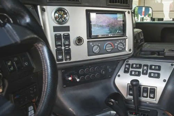 Chủ nhân của Hummer H1 Alpha này đã độ lại một số chi tiết nội thất như hệ thống giải trí, hệ thống định vị, … Ghế ngồi của xe được chỉnh điện thay vì chỉnh cơ như gương chiếu hậu. Chiếc xe còn có thêm khu vực để rượu cũng như ly uống đi kèm.
