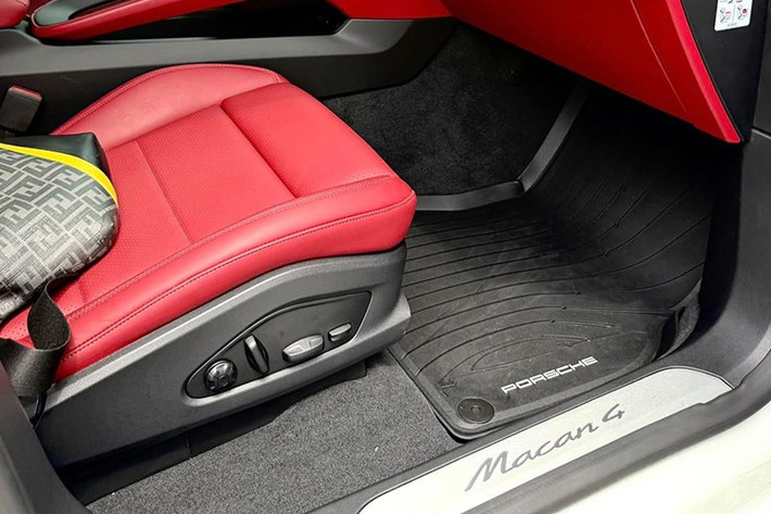 Tuy là ôtô điện nhưng Macan EV vẫn sở hữu ngoại hình đậm chất Porsche. Ngoài ra, mẫu xe này còn được thiết kế theo phong cách SUV lai Coupe, tương tự đàn anh Porsche Cayenne Coupe, với phần nóc dốc về phía sau.