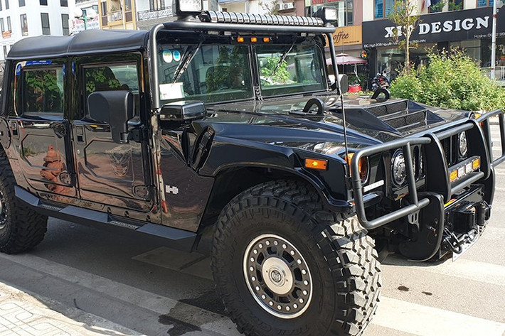 Sự xuất hiện của chiếc Hummer H1 Alpha duy nhất tại Việt Nam trên thị trường xe cũ được xem là sự kiện hiếm hoi trong giới sưu tầm xe. Theo nhiều đồn đoán, một chiếc H1 Alpha nguyên bản, giữ tình trạng kỹ thuật tốt có thể có giá lên tới cả tỷ đồng, không chỉ vì yếu tố kỹ thuật mà còn nhờ giá trị lịch sử và độ hiếm có.
