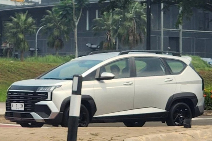 Trước ngày ra mắt, Hyundai Stargazer X 2026 mới đã bất ngờ lộ diện với ngoại hình thể thao và cơ bắp hơn. Phần cản trước của xe có thiết kế mới với các khe gió đặt ở hai bên góc, rộng và sắc cạnh hơn.