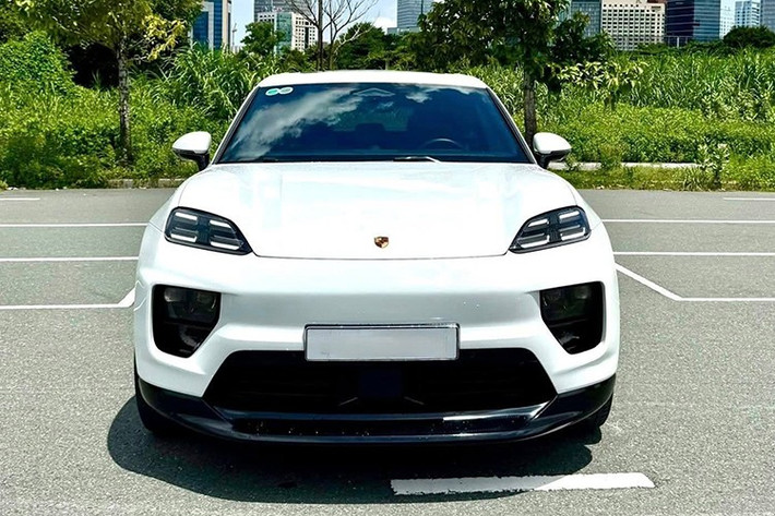 Porsche Macan EV sử dụng động cơ 2 mô-tơ điện với công suất tổng cộng 402 mã lực và mô-men xoắn cực đại 649 Nm. Nhờ đó, xe có thể tăng tốc từ vị trí xuất phát lên 96 km/h trong 4,9 giây trước khi đạt vận tốc tối đa 219 km/h. Xe có ngăn chứa đồ 82 lít bên dưới nắp ca-pô.