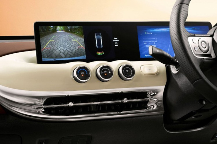 Ngoài ra, Wuling Bingo Pro 2026 ở Indonesia còn có hệ thống kiểm soát hành trình Cruise Control hỗ trợ lái xe đường dài và túi khí bổ sung cho ghế hành khách phía trước.