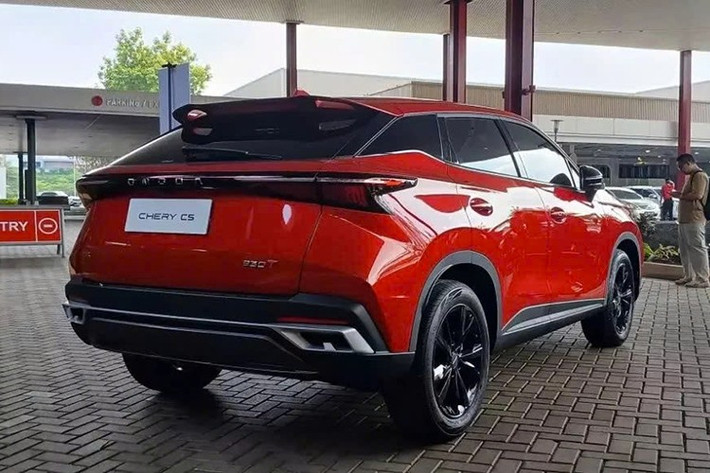 Xe sở hữu có thiết kế mặt trước mới với dải đèn LED định vị ban ngày hình mũi tên sắc sảo giống mẫu ô tô điện Omoda E5. Hai dải đèn này được nối liền với nhau bằng một nẹp màu đen đi kèm tem chữ nổi Omoda dù thương hiệu này đã bị loại bỏ chính thức. Cản trước của Chery C5 2025 được thiết kế lại theo hình chữ X. Trong khi đó, lưới tản nhiệt đính crôm của bản cũ đã được thay bằng các khối hình kim cương, sơn cùng màu thân xe.