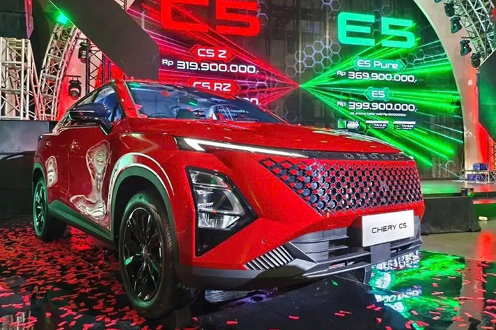 Omoda C5 hiện đã không còn là cái tên xa lạ với người tiêu dùng Việt Nam nói riêng và Đông Nam Á nói chung. Malaysia là thị trường Đông Nam Á đầu tiên đón nhận Omoda C5. Tuy nhiên, Indonesia lại là thị trường mà hãng Chery chọn để giới thiệu phiên bản nâng cấp của mẫu xe Trung Quốc này.