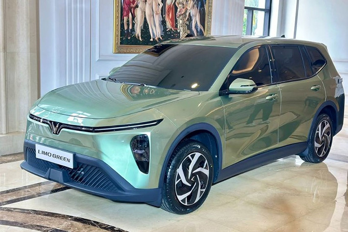 VinFast Limo Green là mẫu MPV chạy điện hoàn toàn đầu tiên của hãng xe Việt, nhắm trực diện vào phân khúc MPV phổ thông vốn đang rất sôi động với những cái tên như Mitsubishi Xpander, Toyota Veloz Cross hay Suzuki XL7.