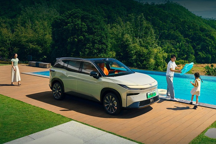 Khi mua mẫu xe điện Toyota bZ3X tại Ethiopia, người dùng có thể chọn một trong bảy màu sơn ngoại thất gồm: Sky White, Pure Snow White, Distant Mountain Gray, Bright Moon Silver, Vast Black, Sky Pink và Cyber Gold. Xe được trang bị mâm kích thước 18 hoặc 19 inch.