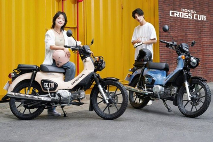 Theo đó, ở lần lên đời này, Honda không thay đổi thiết kế tổng thể của mẫu xe máy Cross Cub 110 2025, mà tập trung tinh chỉnh bảng màu và một số chi tiết ở ngoại hình nhằm mang đến cho xe diện mạo tươi mới hơn.