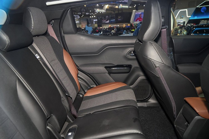 Do chia sẻ nền tảng khung gầm với Suzuki eVitara nên Toyota Urban Cruiser EV cũng sử dụng cùng hệ truyền động. Cụ thể, xe sở hữu phiên bản dẫn động cầu trước FWD với một mô-tơ điện có công suất tối đa 144 mã lực và mô-men xoắn cực đại 189 Nm. Mô-tơ điện này kết hợp với pin 49 kWh. Tiếp theo đó là phiên bản FWD với một mô-tơ điện mạnh 174 mã lực/189 Nm và pin 61 kWh.