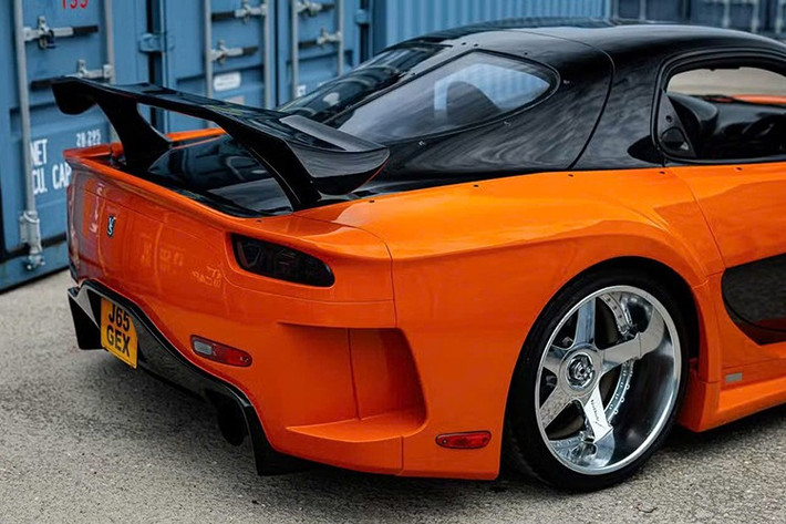 Cụ thể, đây là một chiếc Mazda RX-7 thực thụ từ kiểu dáng, khung gầm cho đến động cơ. Thực tế, nó vẫn tận dụng động cơ tăng áp rotor kép.