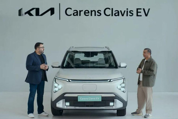 Tại Ấn Độ, Kia Carens Clavis EV có giá dao động từ 1,799 – 2,449 triệu Rupee (khoảng 548 - 747 triệu đồng). Xe đắt hơn đáng kể so với phiên bản máy xăng vốn có giá từ 1,15 - 2,15 triệu Rupee (tương đương 351 - 656 triệu đồng).