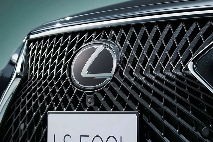 Cụm đèn pha LED Matrix trên mẫu xe sedan hạng sang Lexus LS thế hệ mới cũng được làm sắc nét hơn với họa tiết hình chữ L kép và đối xứng nhau khá độc đáo.