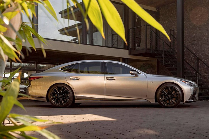 Cụ thể Lexus LS sẽ có hai màu là White Nova Glass Flake và Deep Blue Mica cho toàn bộ các phiên bản. Bản F Sport được thêm tùy chọn kẹp phanh màu đỏ đi kèm logo Lexus màu bạc, mang lại diện mạo thể thao hơn.