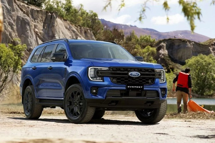 Ford tiếp tục mở rộng dòng sản phẩm SUV tại thị trường Úc với sự xuất hiện của Everest Sport Bi-Turbo 2026, phiên bản đặc biệt giới hạn chỉ 700 xe. Đây là mẫu xe đánh dấu sự trở lại của động cơ diesel 2.0L bi-turbo bốn xi-lanh sau khi Everest chuyển hoàn toàn sang cấu hình V6 trong thời gian qua.