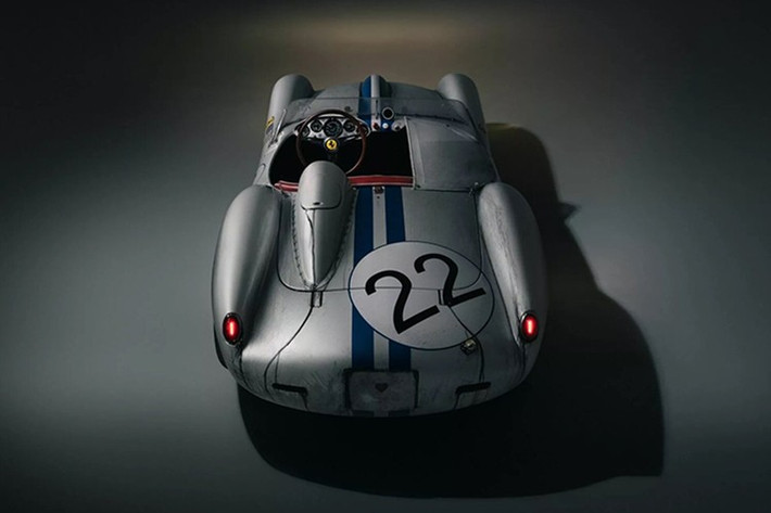 Thoạt nhìn, chiếc Ferrari 250 Testa Rossa này trông giống hệt chiếc xe đua cổ điển mang số hiệu 22 từng thi đấu tại giải 24 Hours of Le Mans năm 1958. Tuy nhiên đây chính là bản sao tỷ lệ 75% do Hedley Studios thực hiện.
