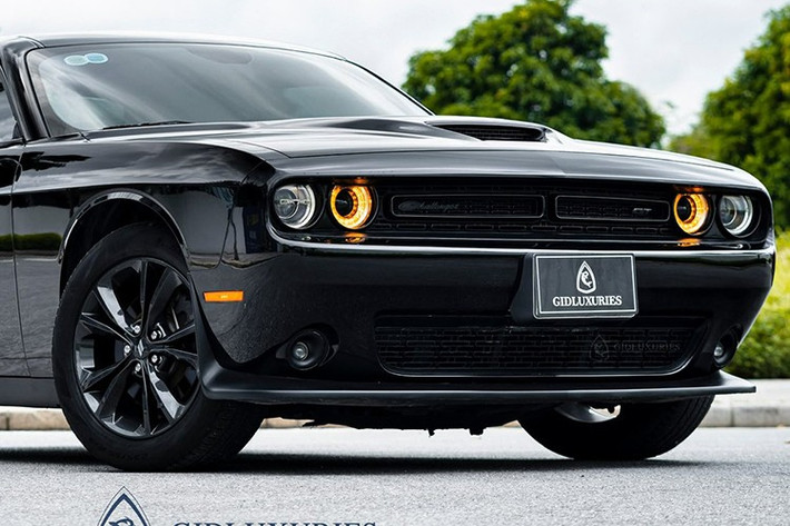 Vòng ra bên hông xe có thể thấy phiên bản Dodge Challenger GT tạo điểm nhấn với các vòm bánh xe mở rộng cùng bộ mâm 5 chấu kép sơn đen bóng tạo điểm nhấn. Nắp bình xăng của xe được sơn tối màu tạo tính tương phản bộ áo đỏ của xe.