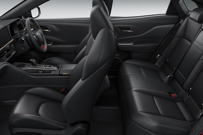 Bên cạnh bản đặc biệt, Toyota còn giới thiệu Crown Sport G tiêu chuẩn nhằm mở rộng khả năng tiếp cận khách hàng bằng mức giá dễ chịu hơn. Bản này có giá khởi điểm từ 5.200.000 yên (929,58 triệu đồng), rẻ hơn 700.000 yên (125,33 triệu đồng) so với bản Sport Z trước đó.