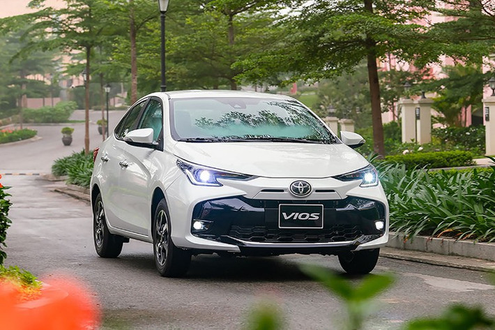 Toyota Vios là mẫu xe bán chạy nhất phân khúc sedan hạng B trong tháng 5/2025 vừa qua. Mẫu xe này đạt doanh số 1.148 chiếc, tăng trưởng đến 48,5%, cao nhất trong phân khúc, và đánh bại Honda City. Doanh số cộng dồn trong 5 tháng đầu năm 2025 của mẫu sedan được mệnh danh "xe quốc dân" hiện cũng dẫn đầu phân khúc.