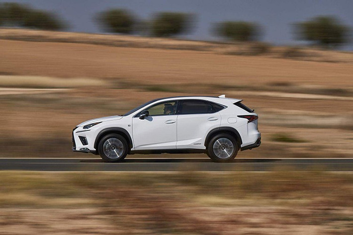 Trong khi đó, NX 350h cho công suất tổng 240 mã lực, tăng tốc 0–97 km/h trong 7,2 giây với AWD và 8,2 giây với FWD. Mức tiêu thụ nhiên liệu đạt 5,8–6,0 l/100 km. Động cơ sử dụng chu trình Atkinson 2.5L với công nghệ phun nhiên liệu kép D4-S.