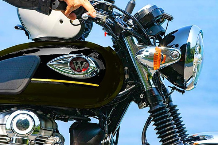 Về mặt thiết kế và trang bị, mẫu xe môtô hoài cổ Kawasaki W800 2026 vẫn giữ nguyên như ở phiên bản trước với hệ thống phanh ABS trước sau, ly hợp nhẹ nhàng, chiều cao yên 790 mm phù hợp với vóc dáng người châu Á.