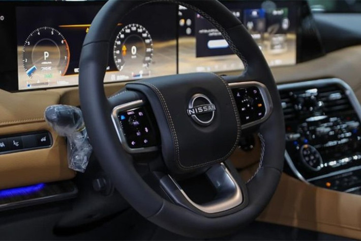 Là một SUV full-size, Nissan Patrol 2025 có không gian rộng rãi cho cả ba hàng ghế.Hàng ghế thứ hai đủ sức chứa ba người lớn mà vẫn thoải mái, được trang bị điều hòa độc lập và hai màn hình giải trí 12,8 inch gắn sau tựa đầu hàng ghế trước. Hàng ghế thứ ba cũng bất ngờ rộng rãi, phù hợp cho các chuyến đi xa có nhiều hành khách.