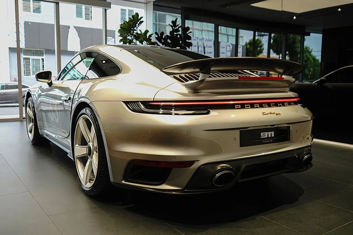 Porsche 911 Turbo 50 Years vẫn giữ nguyên vóc dáng thể thao đặc trưng của dòng 911, nhưng được bổ sung nhiều chi tiết độc quyền nhằm tôn vinh di sản nửa thế kỷ. Nổi bật trong đó là dải decal bên hông xe.