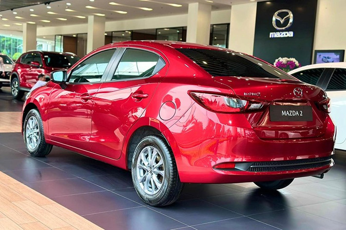 Trong phân khúc sedan hạng B, mẫu xe Mazda2 hiện có mức giá thấp hơn các đối thủ như Toyota Vios, Hyundai Accent và Honda City, nhưng vẫn nhỉnh hơn Mitsubishi Attrage và Kia Soluto.