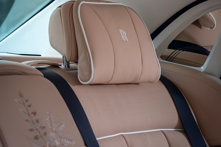 Không gian Gallery là điểm nhấn đặc biệt chỉ có trên các mẫu xe Phantom, trải dài toàn bộ chiều ngang của bảng điều khiển nhằm trưng bày tác phẩm nghệ thuật Bespoke thiết kế riêng cho chủ nhân.