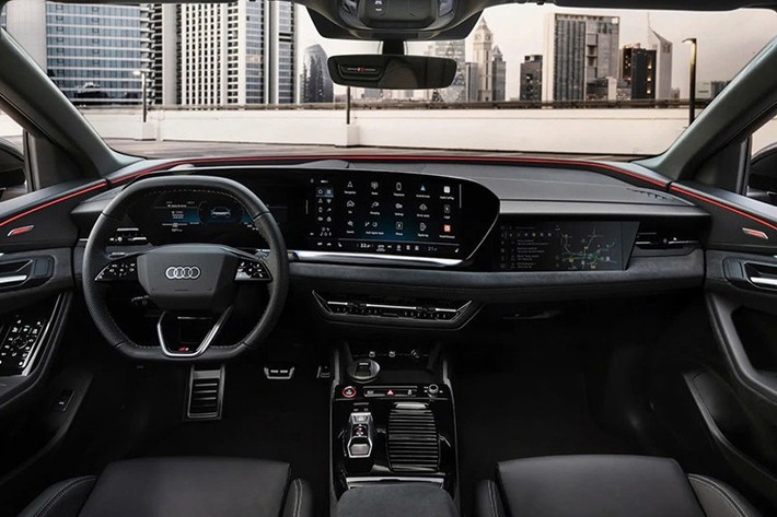 Audi Q6 e-tron sở hữu kích thước tổng thể dài x rộng x cao của xe là 4.771 x 1.965 x 1.648 (mm), cùng chiều dài cơ sở đạt 2.899 mm. Bên trong xe là một không gian rộng rãi, sang trọng và nhiều tiện nghi hiện đại với cụm màn hình đôi gồm màn hình kỹ thuật số 11,9 inch và màn hình cảm ứng giải trí 14,5 inch tích hợp gói dịch vụ của Google.