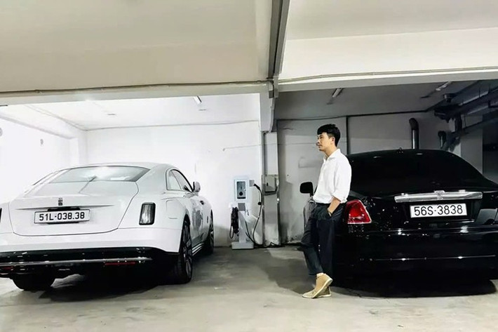 Không quá khó đoán khi 2 xe sang hàng khủng này thuộc sở hữu của bố con ông Phạm Trần Nhật Minh, hay còn gọi là Minh Nhựa, 1 tay chơi siêu xe rất đình đám, khi đang sở hữu 1 cặp xe vạn người mê, Pagani Huayra chỉ có 80 xe trên toàn thế giới, và siêu phẩm McLaren Elva giới hạn chỉ 149 chiếc.