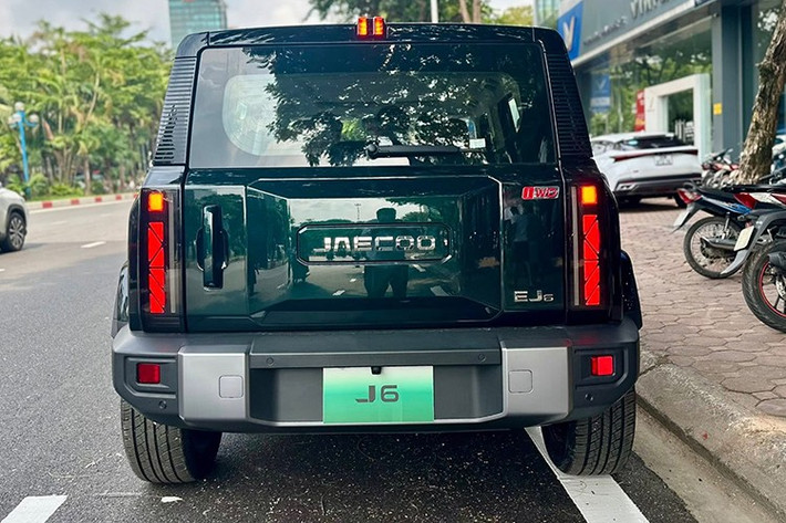 Thiết kế đuôi xe vuông vắn, cụm đèn hậu dọc tạo sự đồng bộ với phần đầu. Cửa hậu mở ngang, tuy nhiên phiên bản xuất hiện tại thị trường Việt Nam không đi kèm hộp chứa đồ gắn ngoài như ở thị trường quê nhà Trung Quốc.