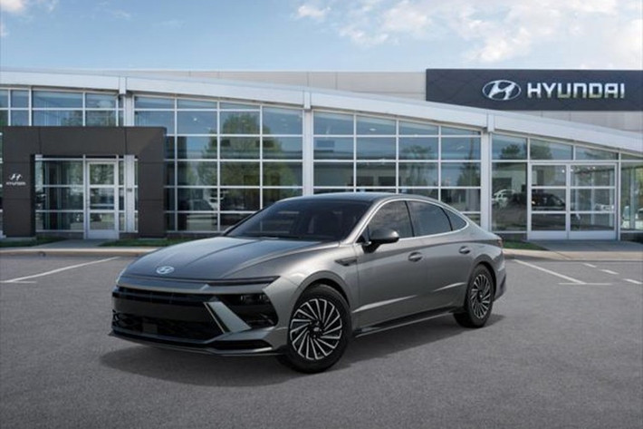 Hyundai Sonata Hybrid: 5,0 lít/100 km Mẫu sedan hạng D đến từ Hàn Quốc ghi điểm nhờ khả năng tiết kiệm nhiên liệu trên đường cao tốc (4,6 lít/100 km) và tổng thể trung bình chỉ 5,0 lít/100 km. Đây là lựa chọn phù hợp cho người thường xuyên di chuyển đường trường, cần một mẫu xe vận hành êm ái, ổn định.
