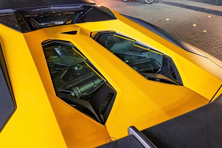 Để tăng thêm tính "kích thích", Lamborghini còn trang bị cho dòng xe này cửa kính chỉnh điện, cho phép âm thanh động cơ "tràn" vào cabin. Hệ thống ống xả kép được chế tạo từ sợi carbon giúp xe tối ưu độ cứng cùng trọng lượng nhẹ.