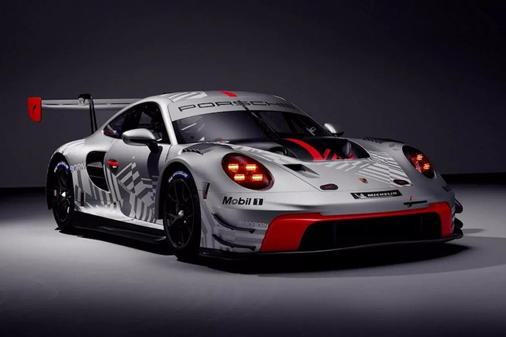 Bên cạnh 911 Cup, được thiết kế cho giải đua một thương hiệu, Porsche cũng giới thiệu phiên bản 911 GT3 R nâng cấp để tham gia vào các giải đua theo thể thức GT3 được Liên đoàn đua ô tô toàn cầu (FIA) đề ra.
