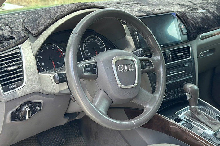Về thiết kế, Q5 2011 mang diện mạo sang trọng và lịch lãm đặc trưng của dòng xe Audi, với cụm đèn pha xenon tích hợp dải LED định vị ban ngày và đèn hậu LED. Không gian nội thất được hoàn thiện kỹ lưỡng với chất liệu cao cấp như da và gỗ ốp trang trí. Ghế trước chỉnh điện tích hợp bơm lưng, điều hòa tự động 3 vùng độc lập và cửa sổ trời toàn cảnh tạo cảm giác thoải mái, tiện nghi cho cả người lái và hành khách.